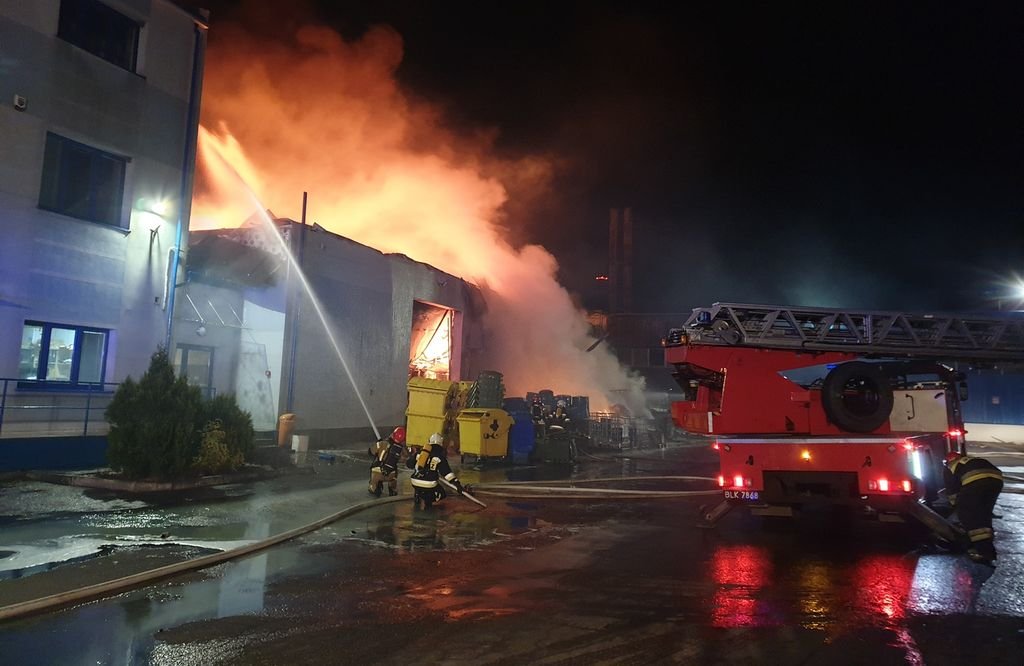 Paliła Się Hala. W Środku Były Chemikalia