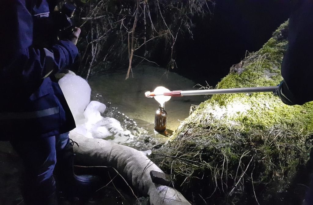 Do rzeki trafiły ścieki i zmielony plastik