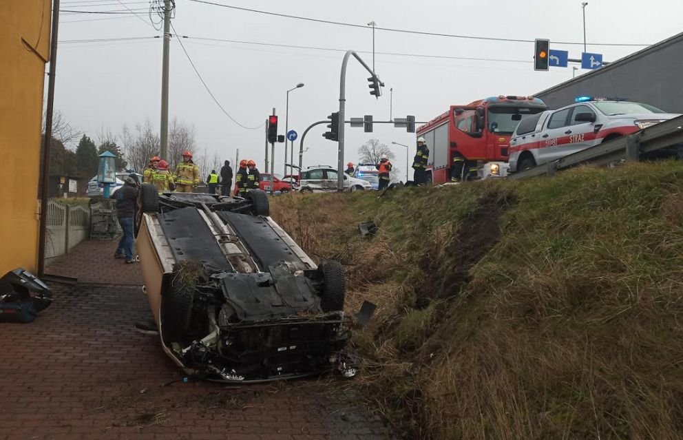 Zderzenie trzech osobówek. Jedna dachowała [AKTUALIZACJA]