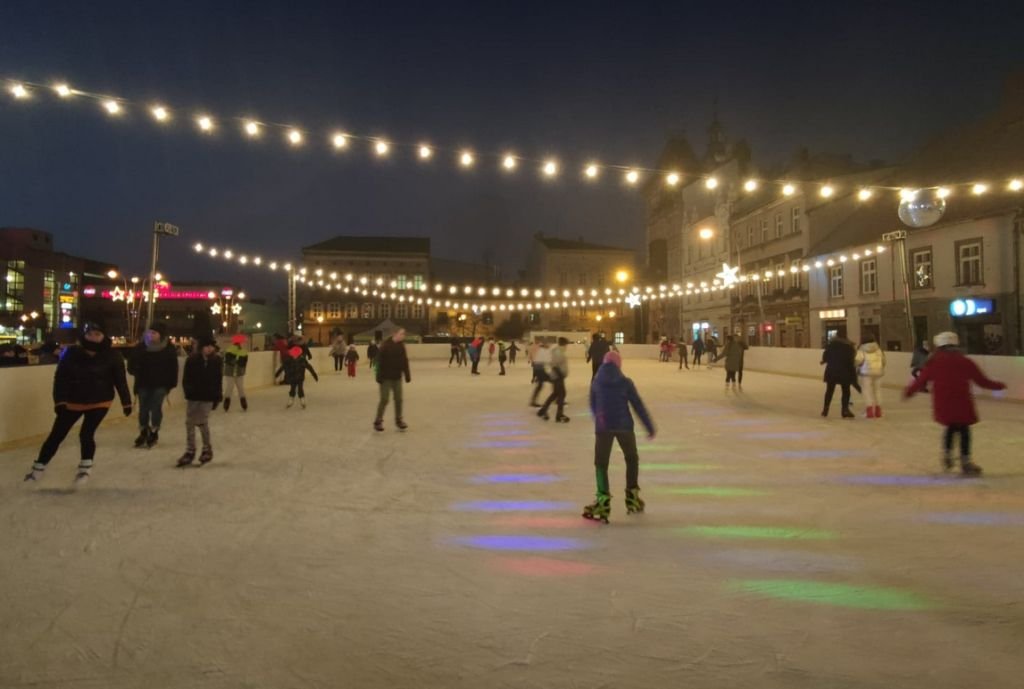 Zamiast lodowiska - plaża. Nie wszystkim się to podoba