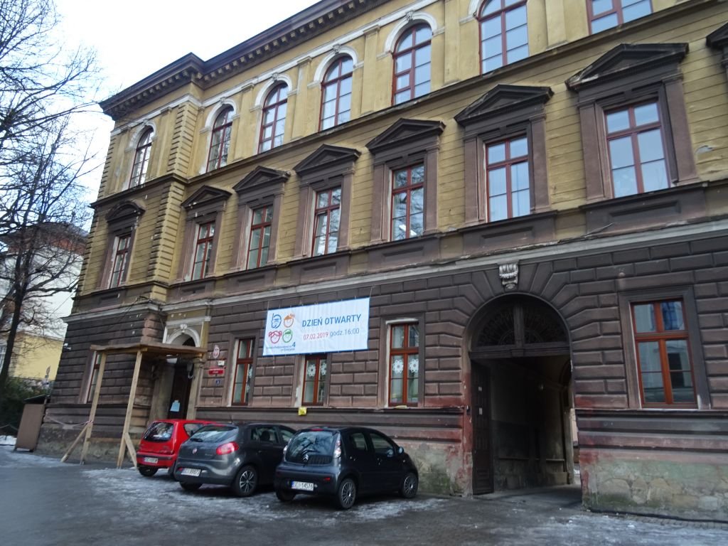 Lekcje zawieszone w trzech szkołach