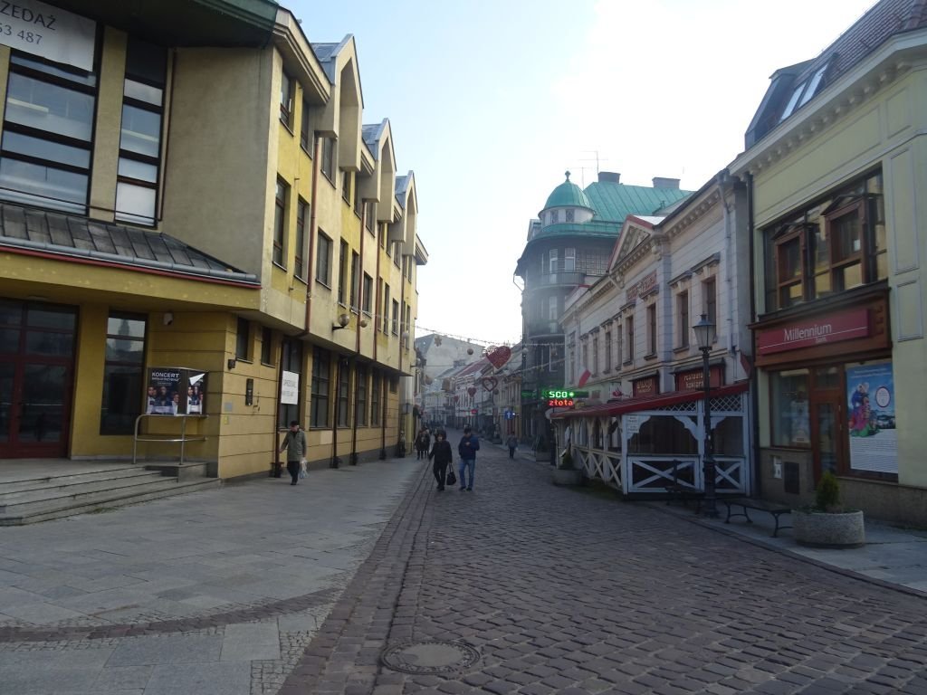 Granice przywrócone, loty zawieszone, restauracje zamknięte