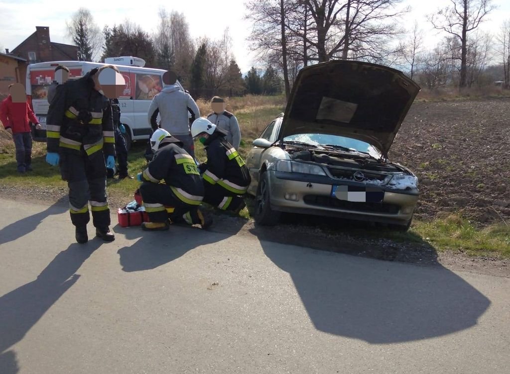 Auto stoczyło się na mężczyznę