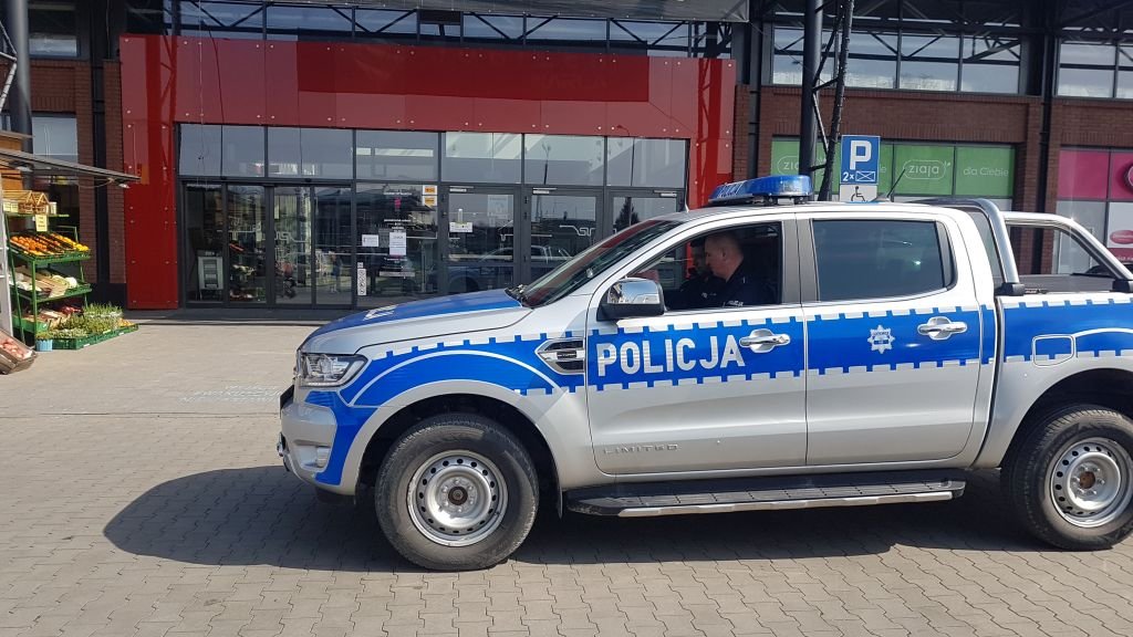 Policja przed centrum handlowym