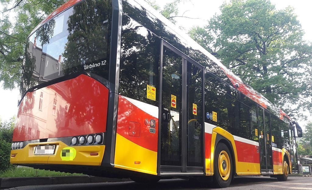 W Autobusie Jechało 17 Pasażerów W autobusie tylu pasażerów, ile wynosi połowa miejsc siedzących