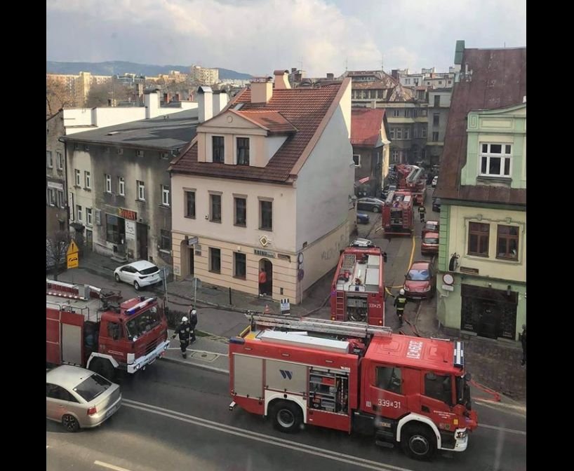 3 osoby trafiły do szpitala. Ich mieszkanie spłonęło