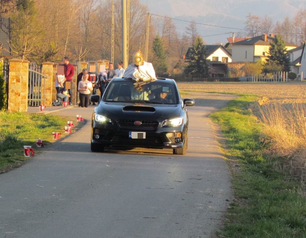 Ksiądz błogosławił z samochodu