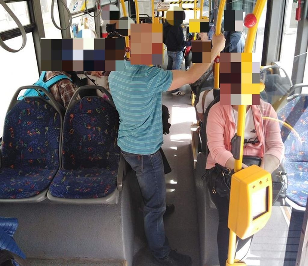 W Autobusie Jechało 17 Pasażerów Zbyt wielu pasażerów w autobusie. Kierowca wezwał policję - Wiadomości