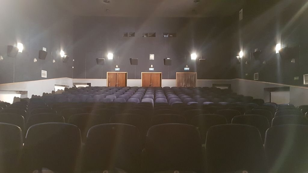 Można obejrzeć film. Choć nie w kinie