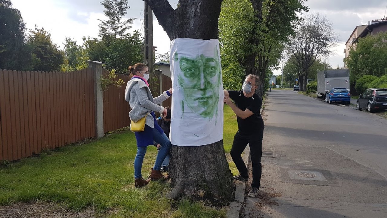 Obrazy na drzewach. To protest