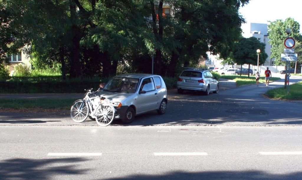Samochód potrącił starszego rowerzystę