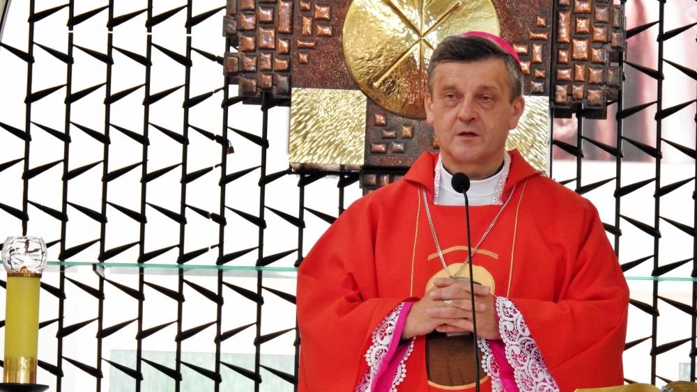 Biskup wyraża ból. W tle ksiądz pedofil
