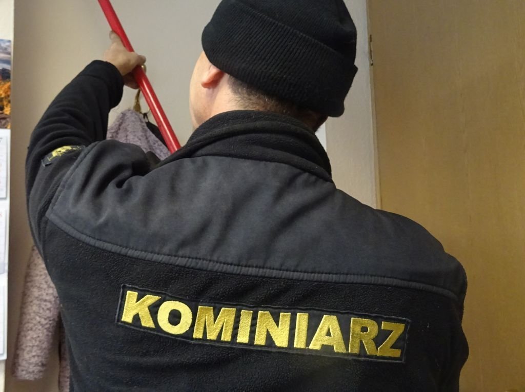 Kominiarze przebierańcy pukają do drzwi bielszczan