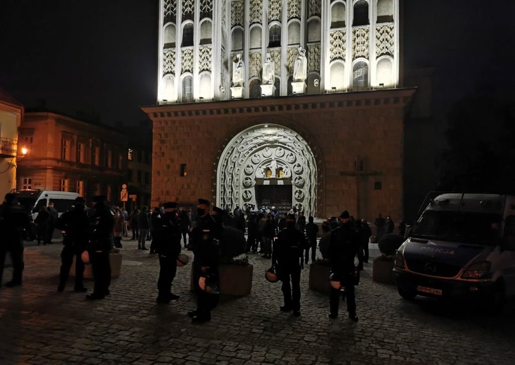 Brali udział w protestach. Teraz mają się zjawić w komendzie