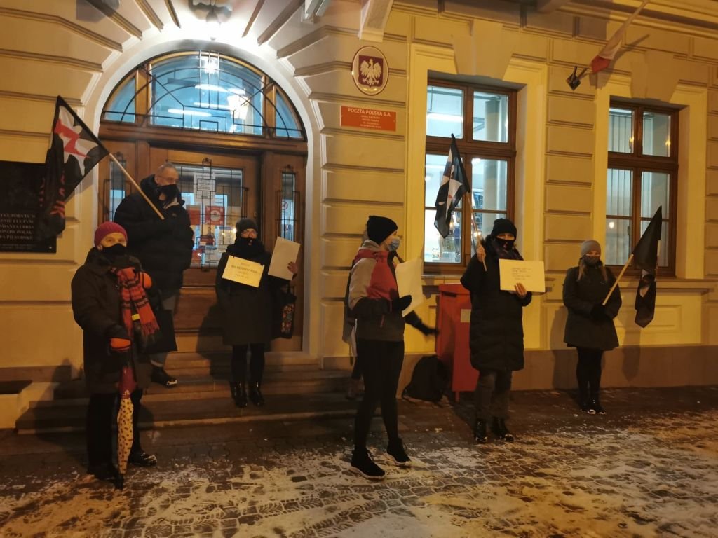 Tym razem spacer na pocztę. Wysłano 67-stronnicową skargę