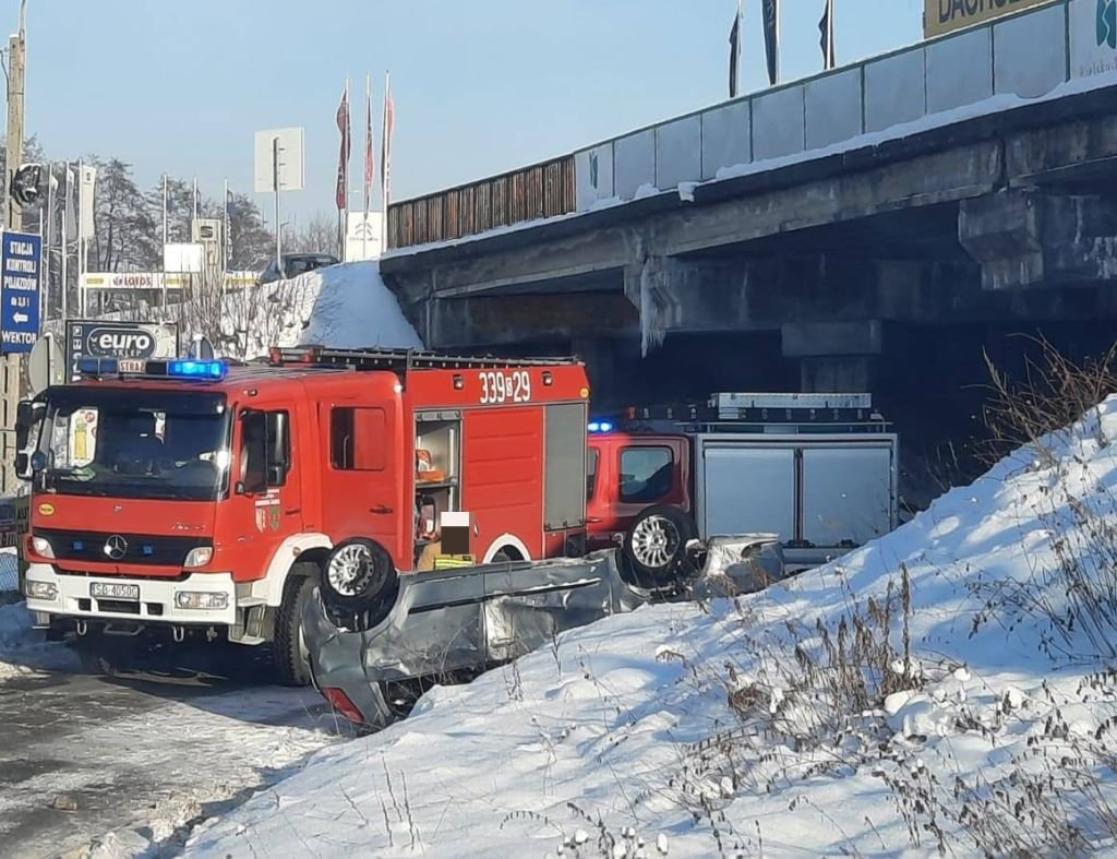 Kierowca cały, samochód spadł z wiaduktu [AKTUALIZACJA]