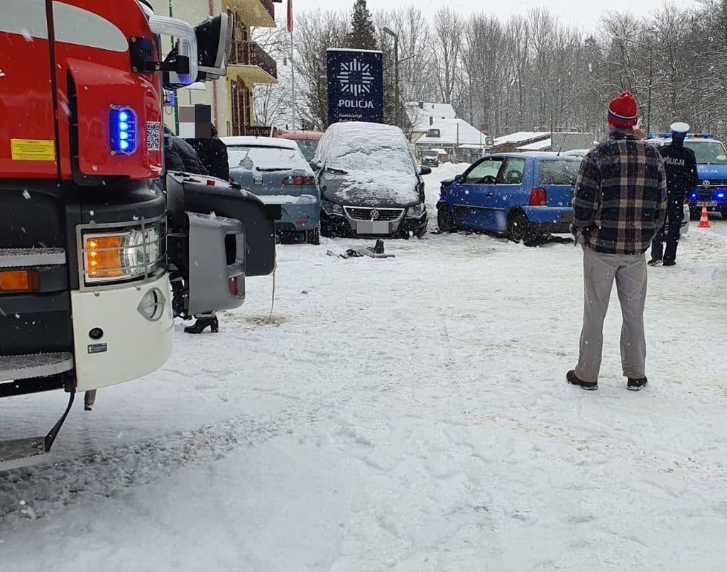 Uszkodził 3 pojazdy zaparkowane przed komisariatem policji