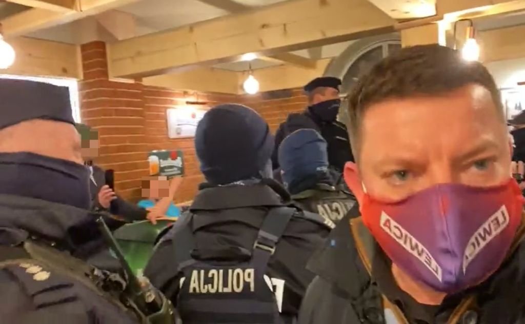 Kontrola sanepidu w kolejnej restauracji. Przed lokalem było kilkanaście wozów policji