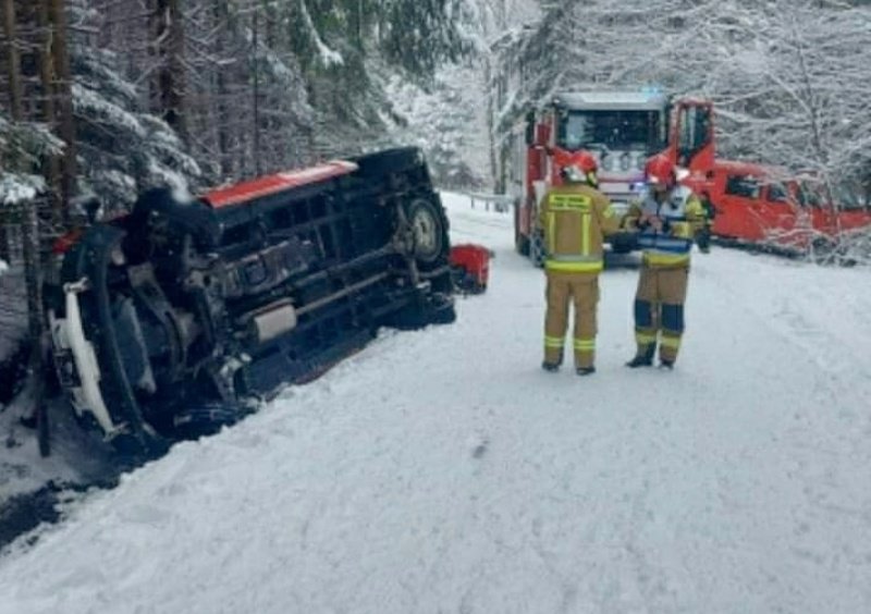 Samochód strażaków w rowie