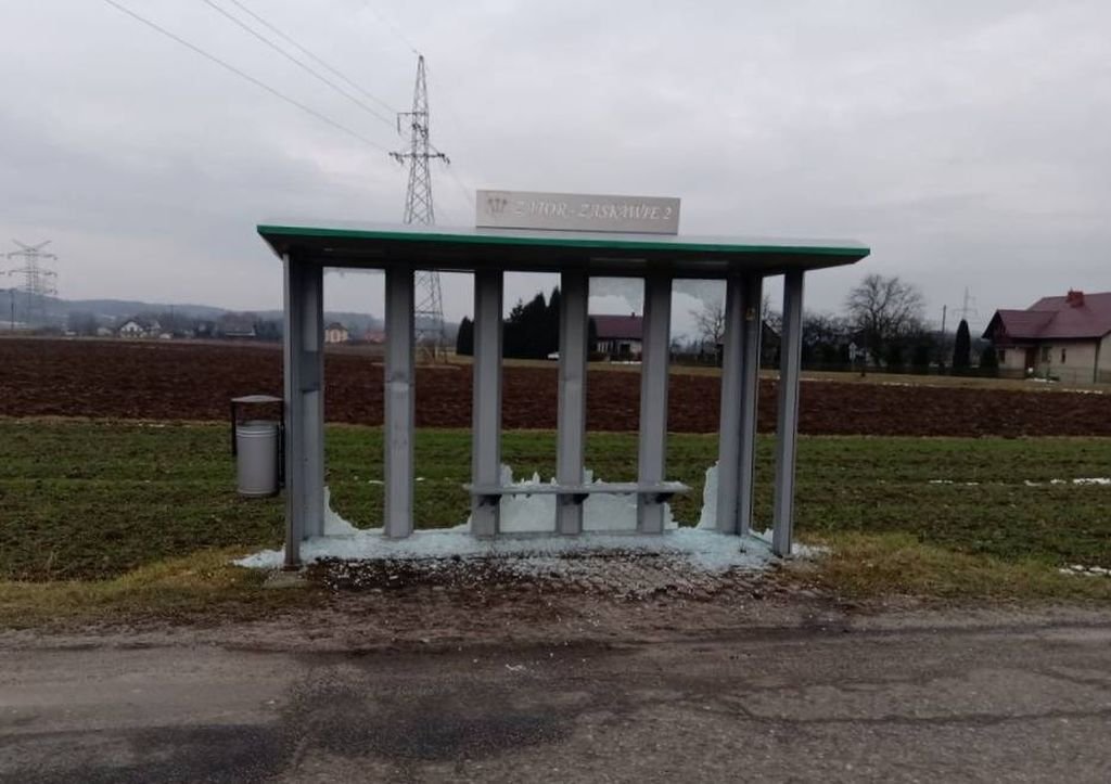 Dorwali się do ASG, poszło kilka szyb