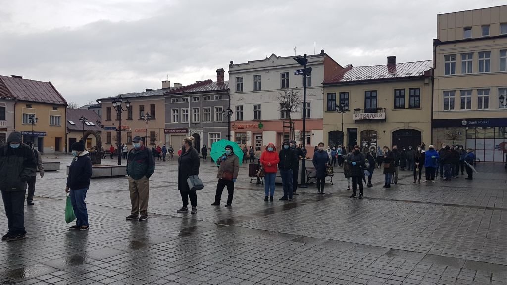 Za czym kolejka ta stoi?