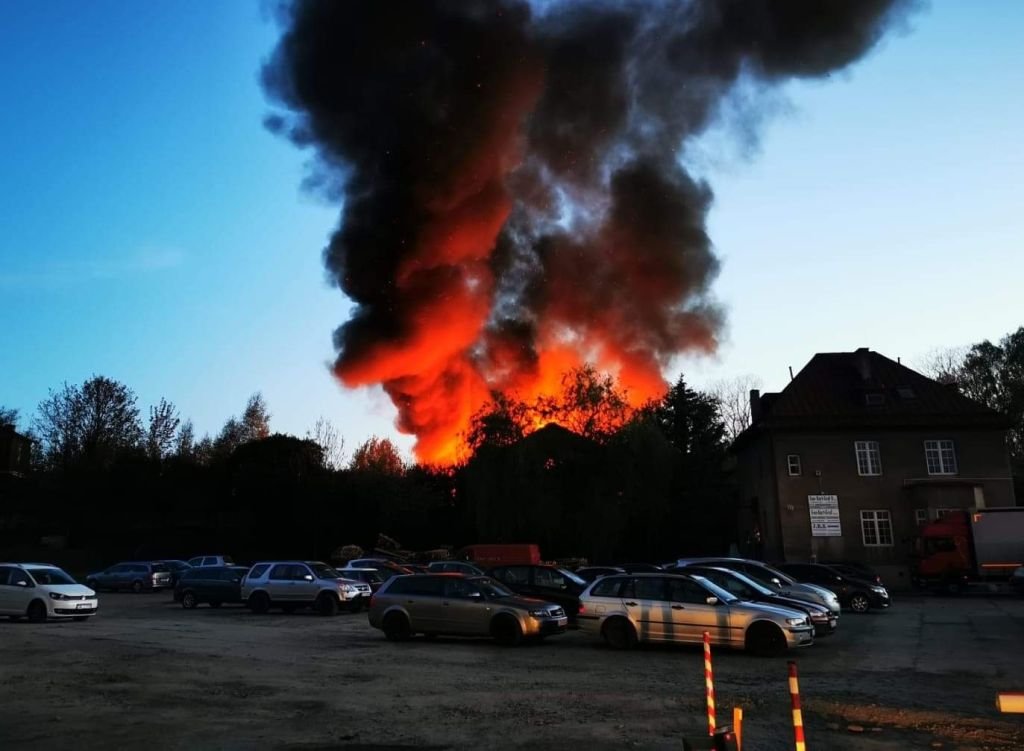 Kłęby dymu unoszą się nad miastem [AKTUALIZACJA]