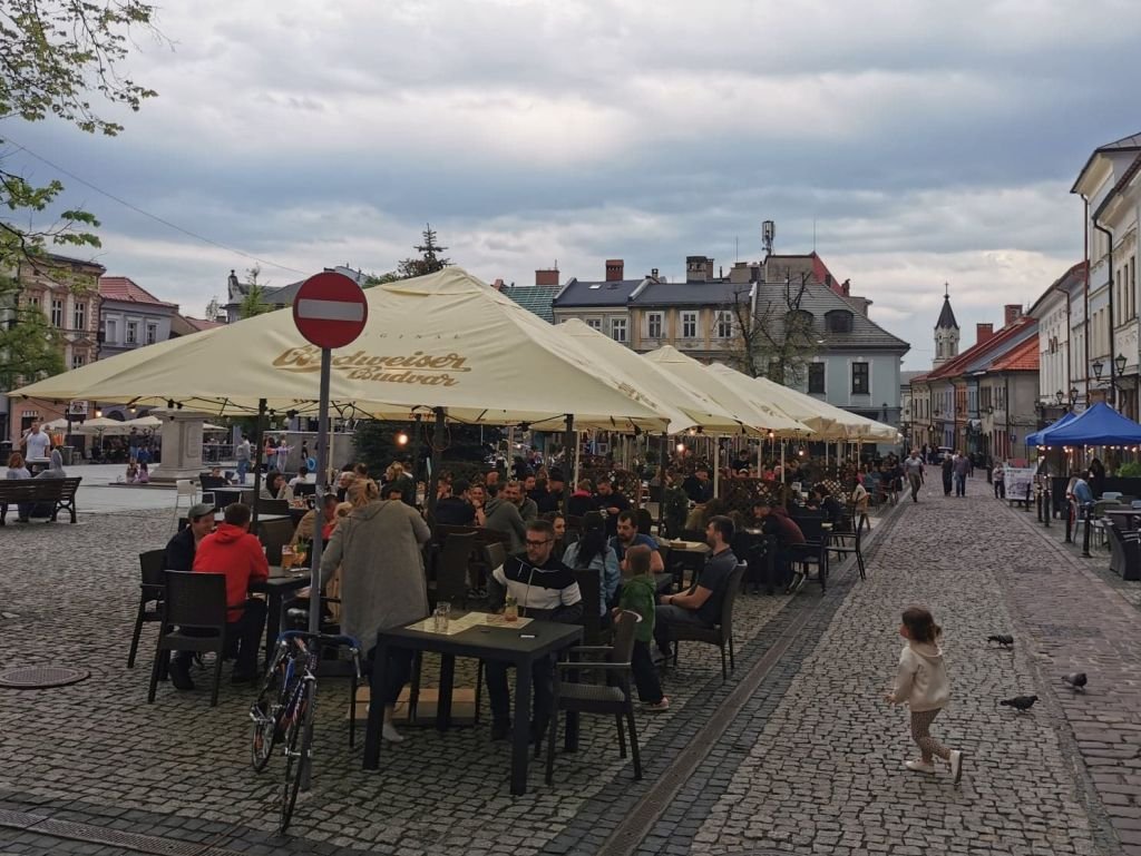 Bez maseczek na świeżym powietrzu. Działają ogródki gastronomiczne