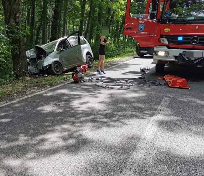 Samochód uderzył w drzewo. [AKTUALIZACJA]