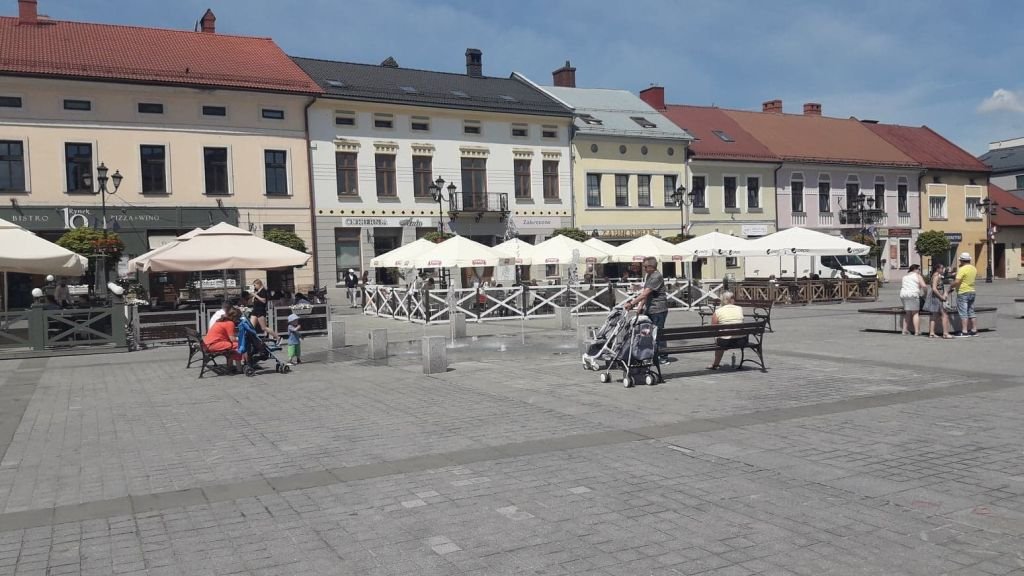 Rynek pełen ludzi, będzie ich jeszcze więcej