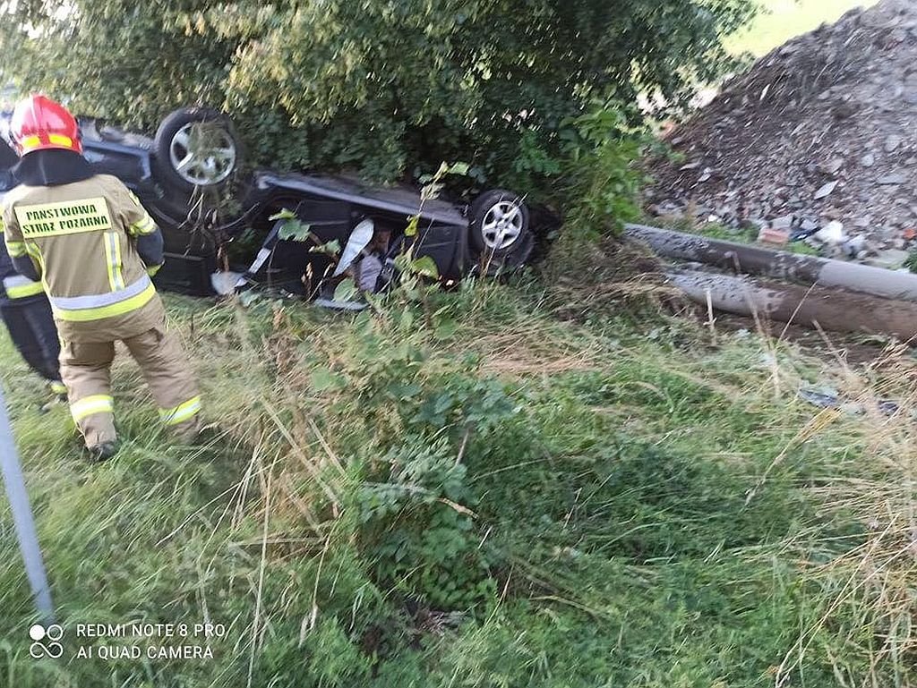 Dachował na prostej drodze