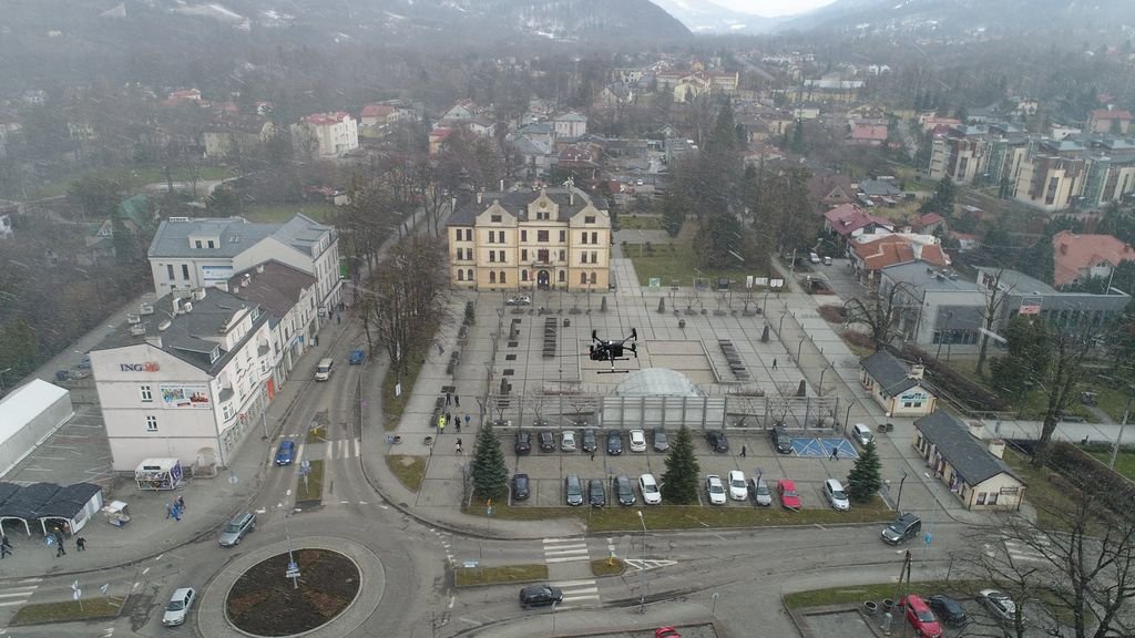 Dron nad miastem