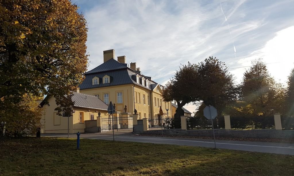 Pałac do podziwiania zza płotu