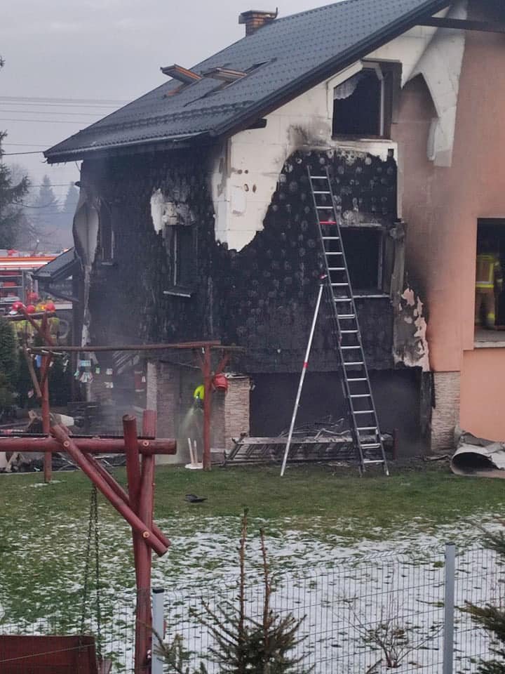 Ogień przedostał się z garażu na dach
