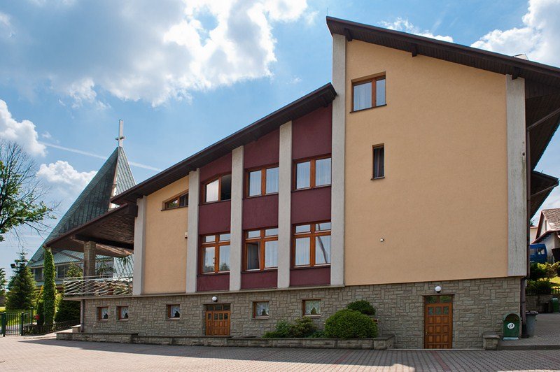 Uchodźców przybywa, a dom rekolekcyjny stoi pusty
