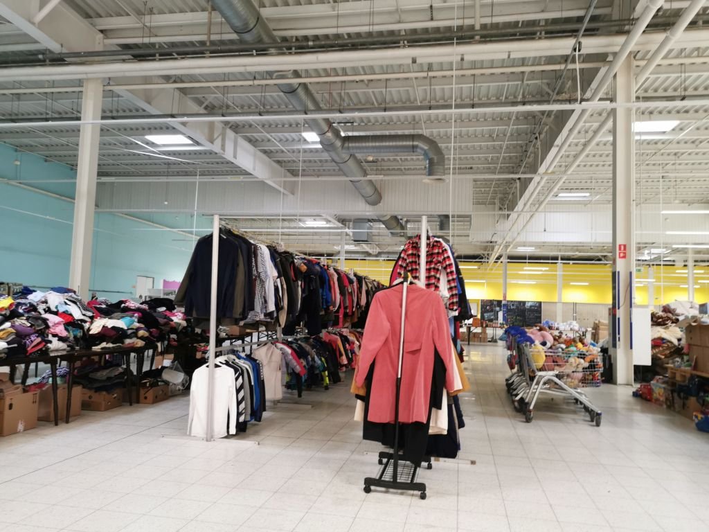 Dawne TESCO: punkt zbiórki i wydawania darów