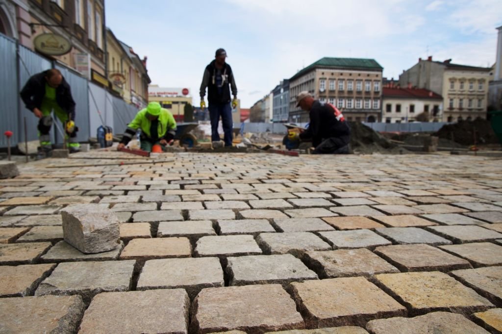 Co dzieje się na Placu? Coraz więcej kostki