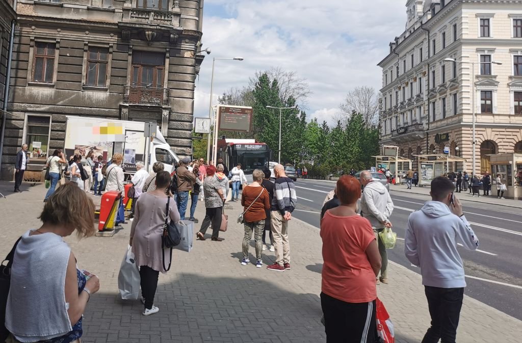 Przystanek w centrum. Nie ma ławki. Dlaczego?