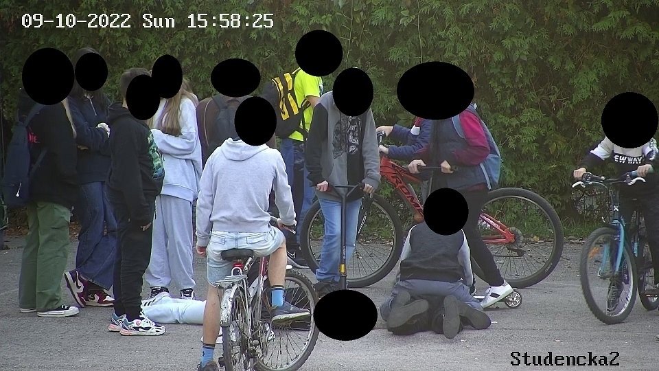 Pijane nastolatki na boisku szkolnym 
