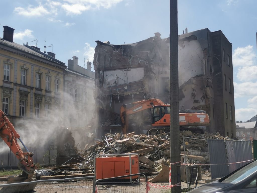 Wyburzenie kamienicy: trzy osoby podejrzane