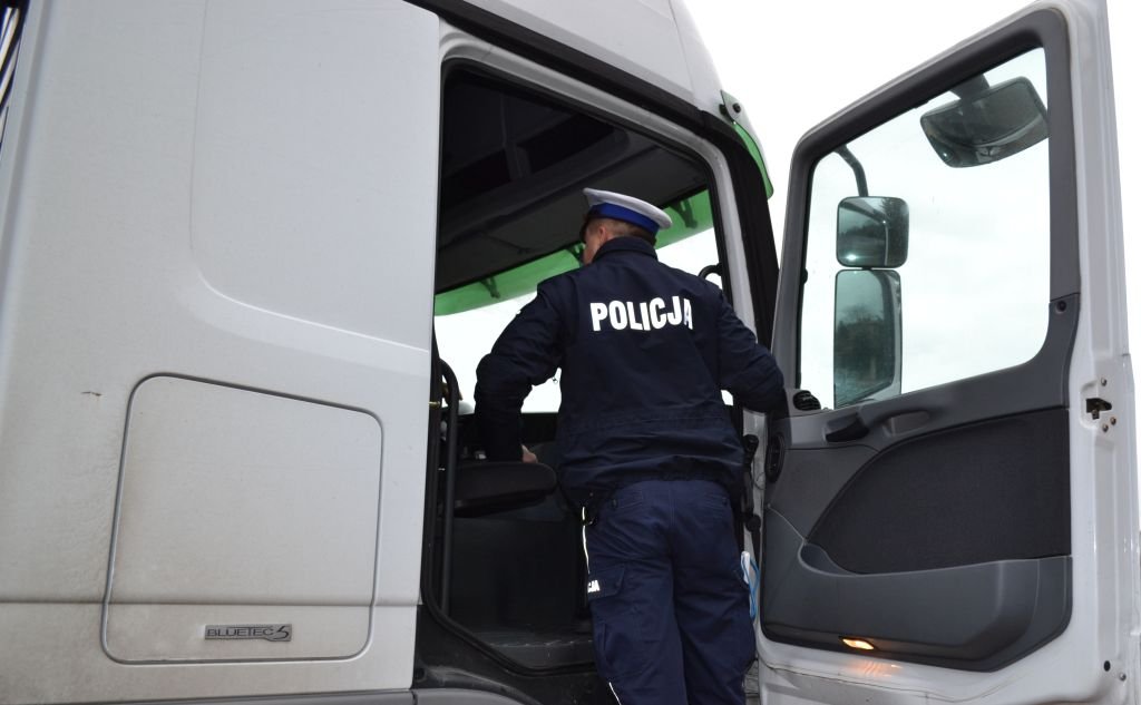 Kawał lodu spadł na osobówkę