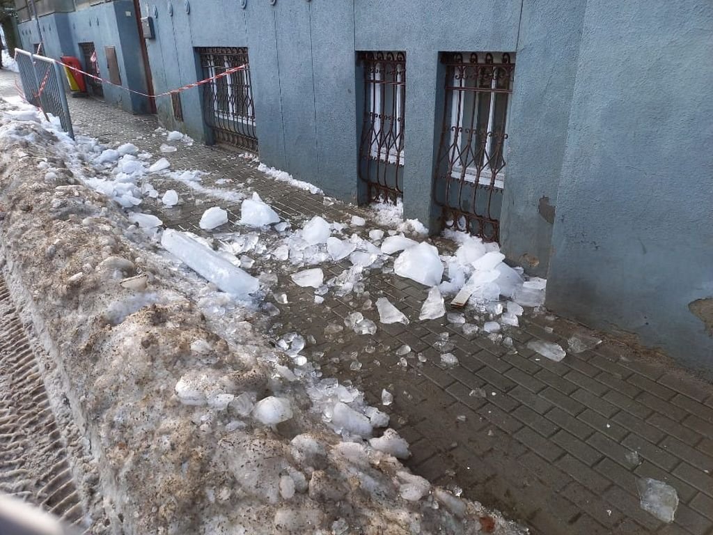 Taśmy wokół wejścia nie było?