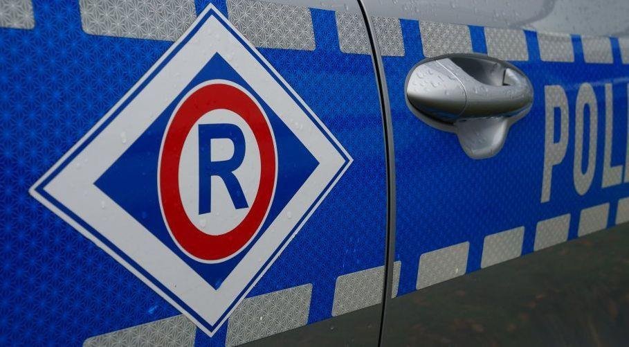 Jego kryła mama, a on ukrył się za stertą opon
