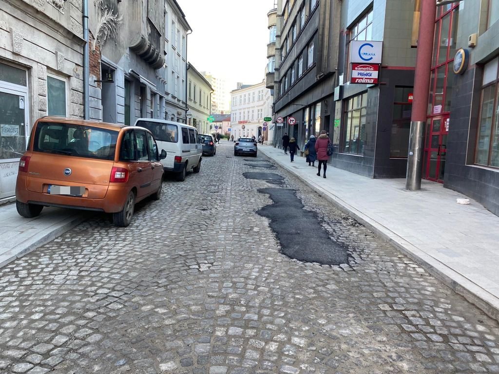 Łaty z asfaltu położono na... kostce. "Pierwszy raz coś takiego widzę"