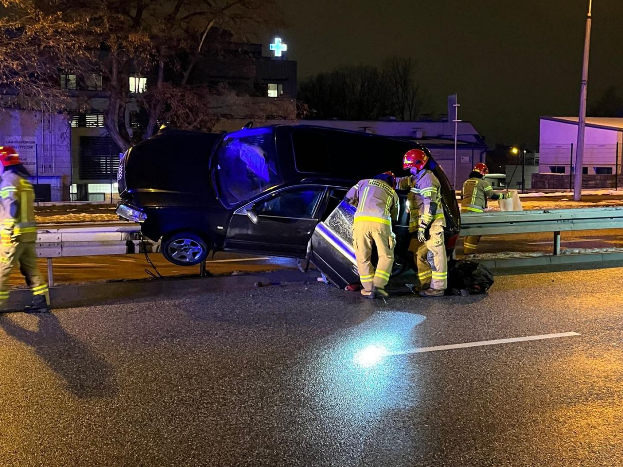 Audi "zaparkowało" na barierkach