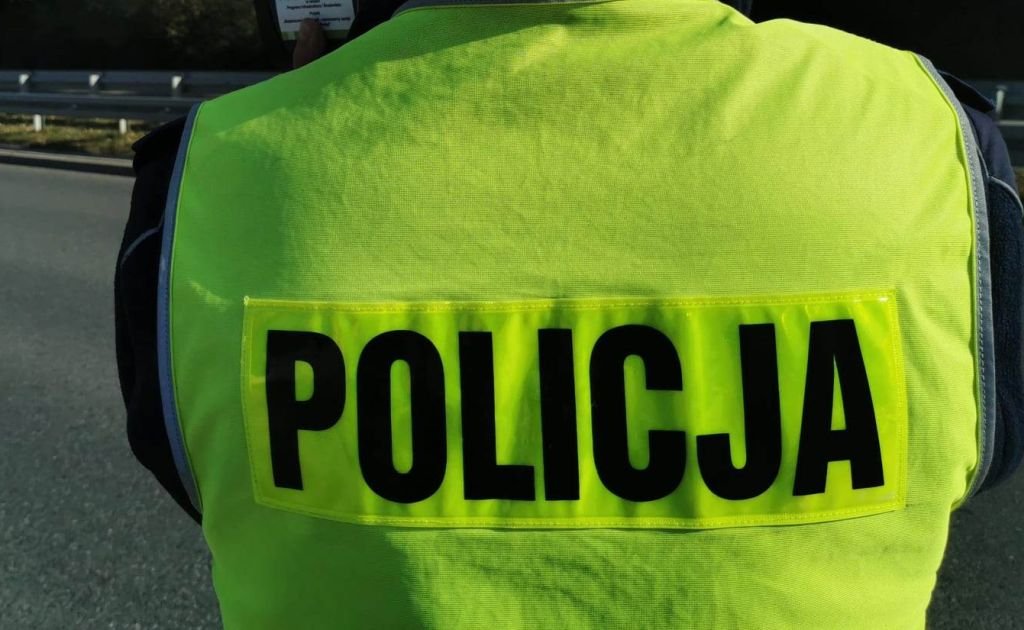 Wyjął Przedmiot Przypominający Pistolet I Wycelował W Policjantów