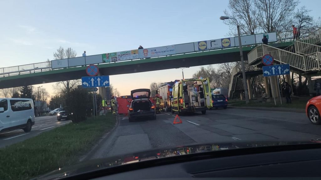 Mężczyzna Spadł Z Kładki