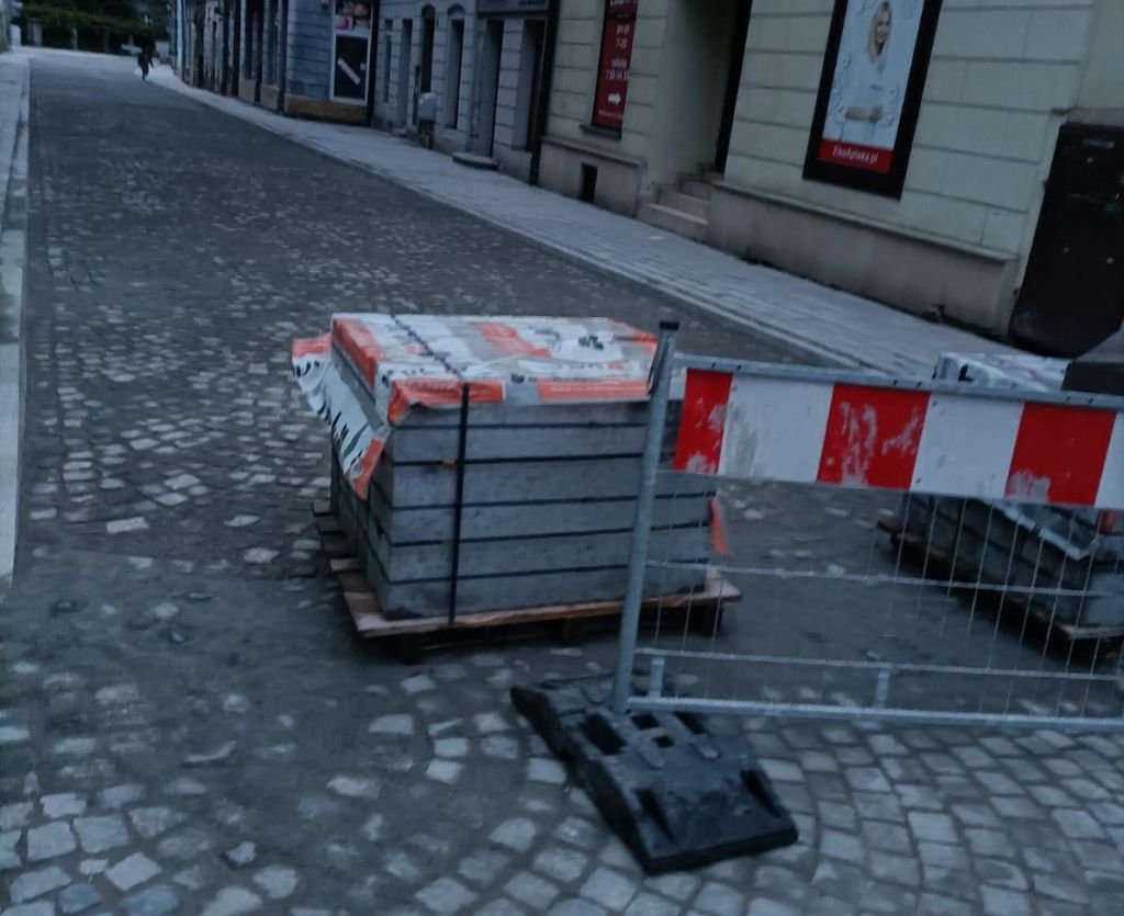 Kostkę położono, ale przejechać jeszcze nie można