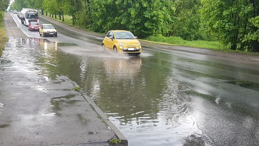 Woda znowu zalała drogę