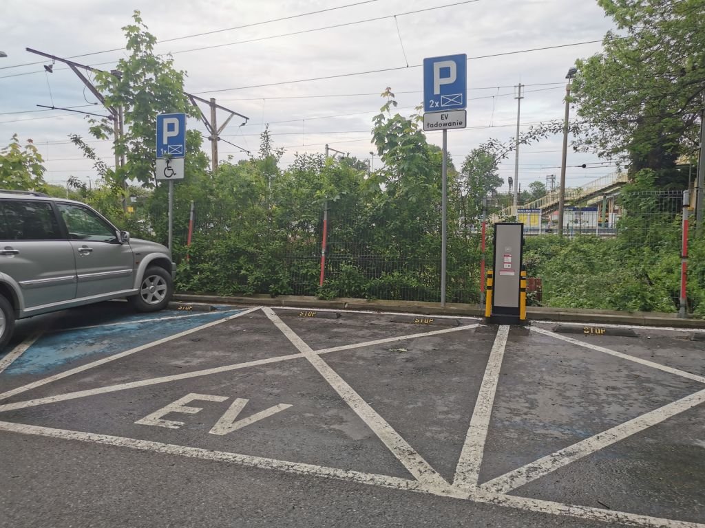 Miejsca do ładowania elektryków, kosztem miejsc dla niepełnosprawnych