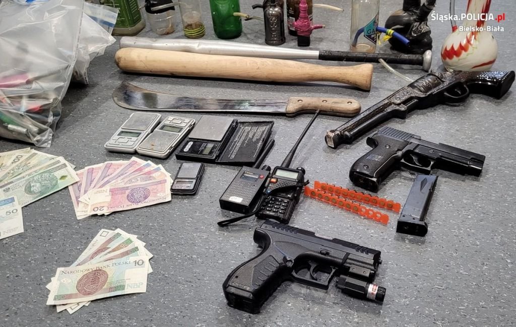 Kontrterroryści weszli do mieszkania. Znaleźli narkotyki, maczetę i broń